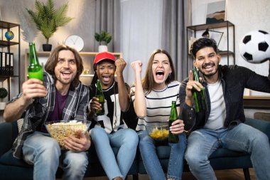 Dünya Kupası sırasındaki heyecanlı futbol taraftarları takımı destekliyor