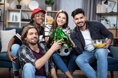 Biralı çok ırklı arkadaşlar futbol maçının keyfini çıkarıyorlar