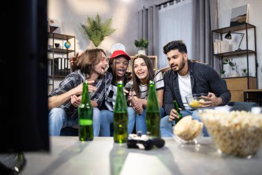 Evlerinde karaoke yapan çok ırklı insanlar.