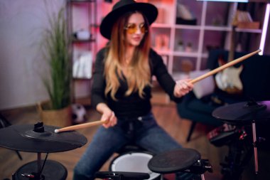 Davul çalma konusunda yetenekli bayan müzisyen.