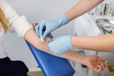 Tanımlanamayan doktor ve hastanın kesilmiş görüntüsü. Laboratuvar teknisyeni hastaların kol damarlarını iğneyle delip tüpe kan topluyor. Kan analizi, bağış, DNA..