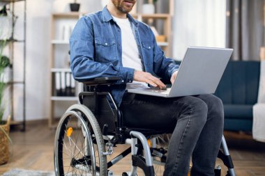 Kablosuz bilgisayarla çalışan özürlü delikanlıyı kapatın.