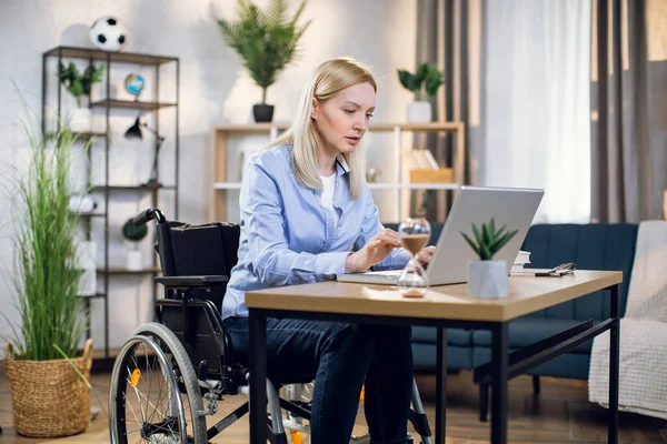 Niepełnosprawna kobieta korzystająca z laptopa do zdalnej pracy — Zdjęcie stockowe