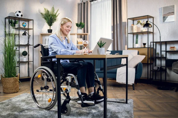 Mulher deficiente usando laptop para trabalho remoto — Fotografia de Stock