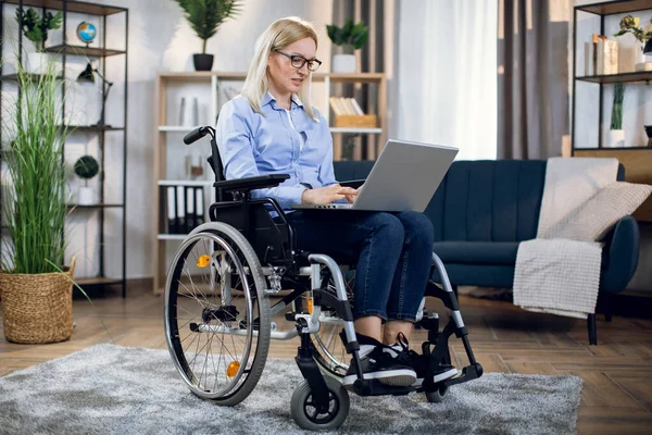 Mulher com deficiência trabalhando no laptop em casa — Fotografia de Stock