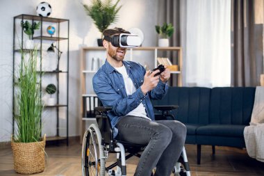 Sanal gözlüklü özürlü adam oyun oynuyor.