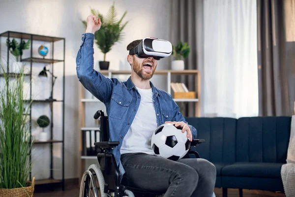 Άτομα με ειδικές ανάγκες που παίζουν εικονικό αγώνα ποδοσφαίρου σε 3D γυαλιά — Φωτογραφία Αρχείου