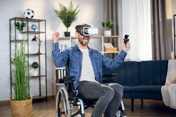 Man met een virtuele bril terwijl hij in een rolstoel zit — Stockfoto