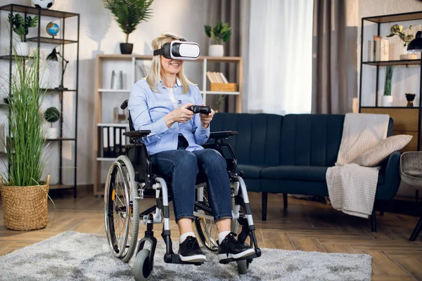 Vrouw in een rolstoel spelen virtuele games in 3D bril — Stockfoto