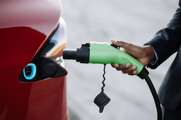 Primo piano della presa di carica elettrica verde maschio — Foto Stock