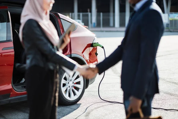 Elektrikli araba alırken satıcıyla el sıkışan müşteri — Stok fotoğraf