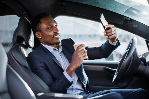Afrikansk affärsman som har mobil prata medan du sitter i bilen — Stockfoto