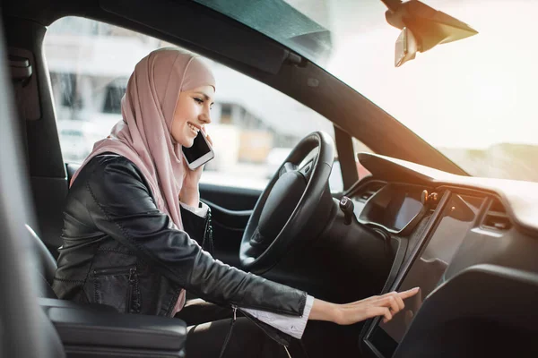 Kobieta dotykając deski rozdzielczej podczas rozmowy na telefon komórkowy w samochodzie — Zdjęcie stockowe