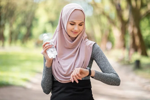 Nő hidzsáb ellenőrzi pulzus okos óra futás után — Stock Fotó