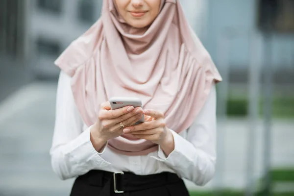 A hidzsábi üzletasszony közelsége mobilon az utcán — Stock Fotó