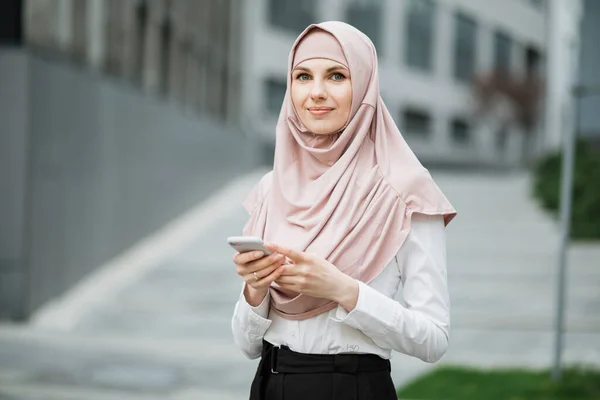 Muszlim üzletasszony mobil áll közel irodaház — Stock Fotó