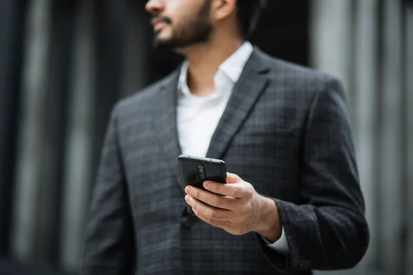 Μουσουλμάνος επιχειρηματίας με smartphone σε εξωτερικούς χώρους — Φωτογραφία Αρχείου