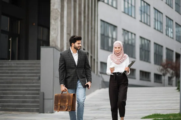 Двоє мусульманських офісних працівників ходять розмовляти на відкритому повітрі — стокове фото