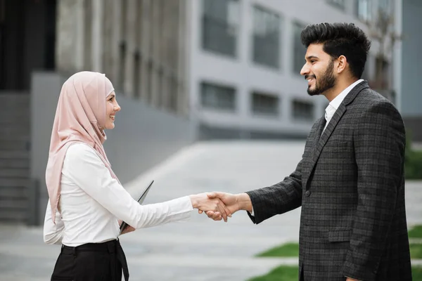 Muslim business partners shaking hands on street — Stock Photo, Image