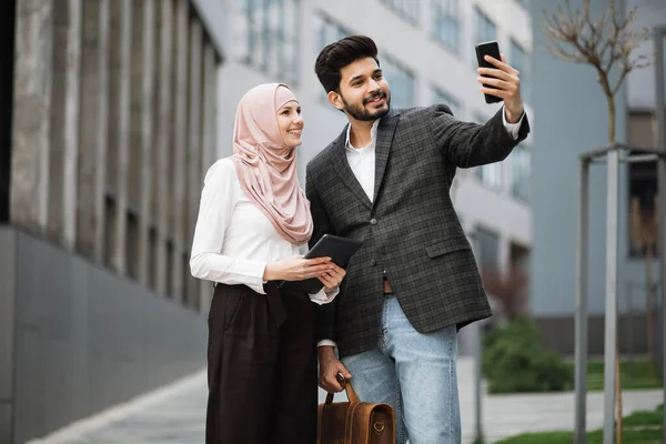 Lächelnde arabische Geschäftskollegen machen Selfie mit dem Handy — Stockfoto