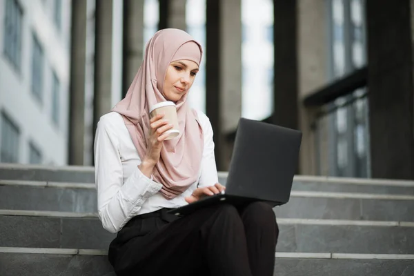 Arab női szabadúszó dolgozik laptop szabadban — Stock Fotó