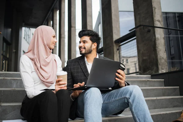 Аравійські партнери використовують ноутбук для роботи на відкритому ноутбуку. — стокове фото