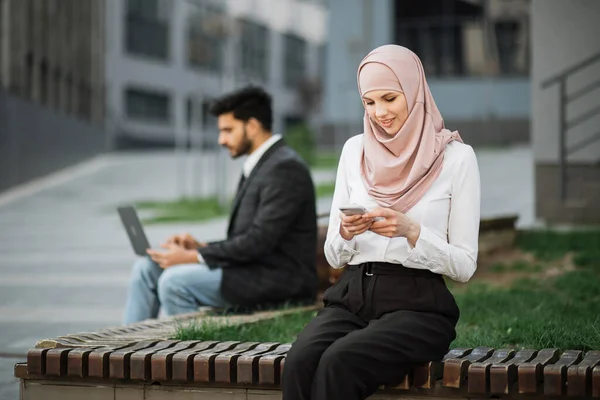 Арабські фрілансери працюють на ноутбуці та смартфоні. — стокове фото