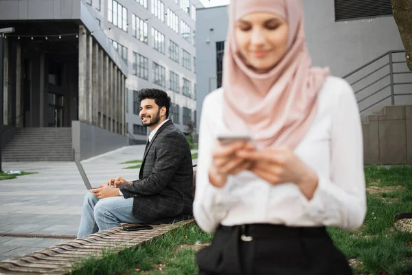 Muslimische Frauen und Männer nutzen Geräte für die Arbeit im Freien — Stockfoto