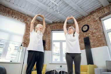 Yaşlı çift iç egzersizden önce ısınıyor.