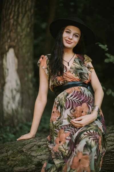 Embarazada agradable mujer caucásica 25-30 años posando al aire libre en un hermoso bosque. —  Fotos de Stock