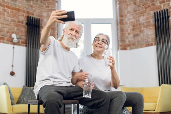 Ώριμο ζευγάρι σε activewear λήψη selfie στο smartphone — Φωτογραφία Αρχείου