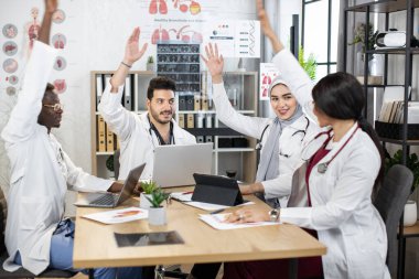 Başarılı toplantı sırasında dört uluslararası doktor