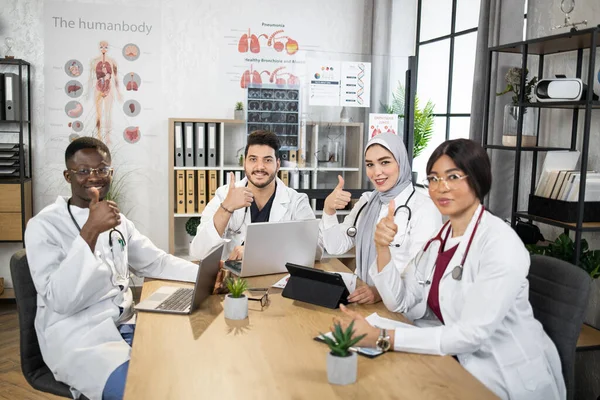 Ofis toplantısında çok ırklı doktorlar onaylıyor. — Stok fotoğraf