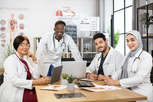 Multiracial grupp av läkare med upphörande i styrelserummet — Stockfoto