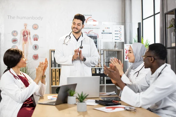 Insegnante Lezione di guida per diversi studenti in ospedale — Foto Stock