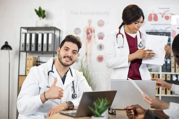 Medici che si riuniscono per una conferenza internazionale in ospedale — Foto Stock