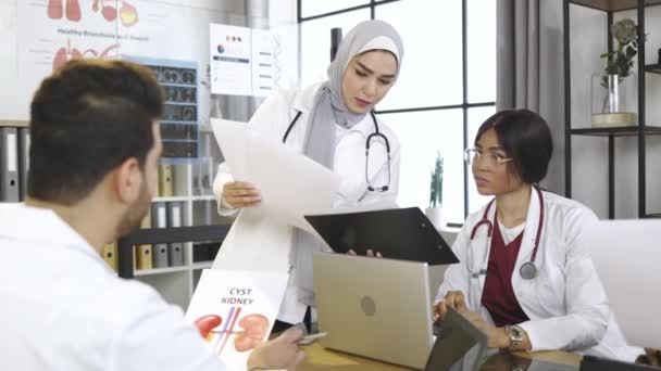 Médecins multiraciaux avec gadgets coworking au bureau — Video