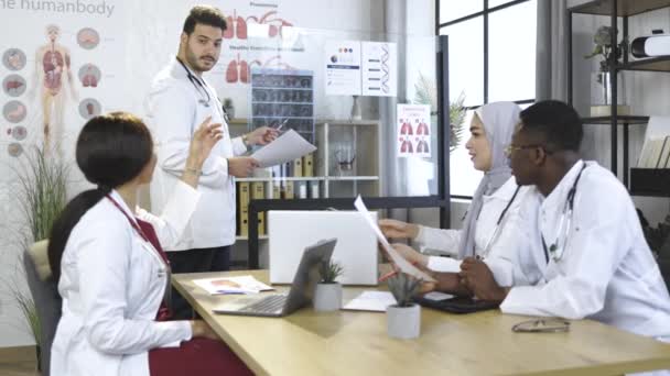 Gruppo di medici multietnici con consilium in ospedale — Video Stock