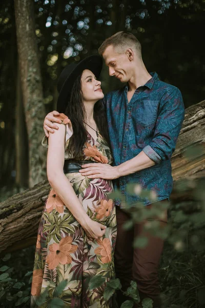 Jeune heureux beau couple amoureux étreignant et se regardant marcher dans la forêt. — Photo