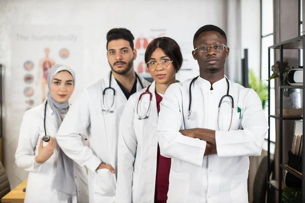 Självsäkra medicinska specialister står tillsammans i styrelserummet — Stockfoto