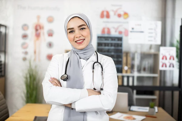Muszlim női orvos sztetoszkóppal a nyakán, beltéri pózban — Stock Fotó