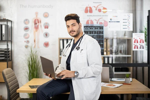 Specialista medico professionista che utilizza laptop sul lavoro — Foto Stock