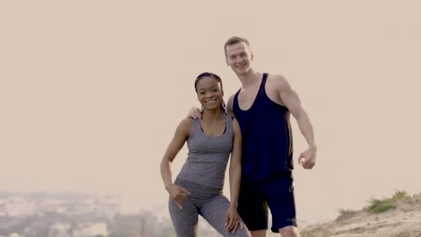 Lächelndes Paar demonstriert seinen starken Bizeps im Freien vor der Kamera — Stockvideo
