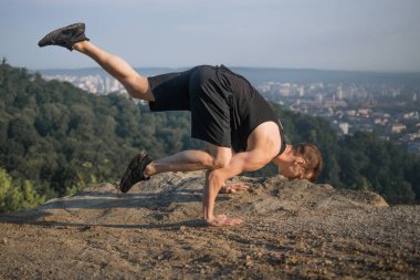 Spor elbiseli güçlü bir adam dışarıda bekliyor.