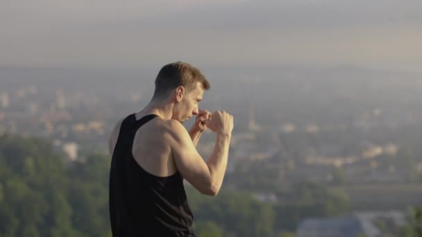 Boxeador atleta masculino con entrenamiento de torso desnudo solo al aire libre, boxeo — Vídeos de Stock