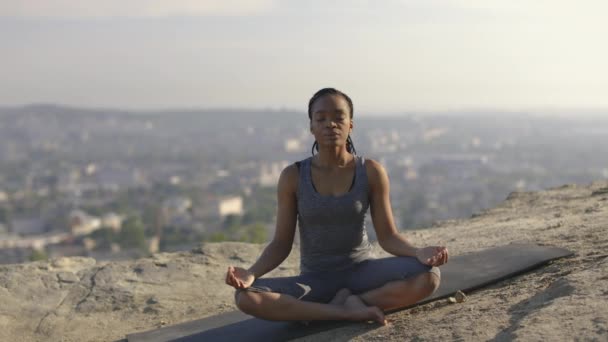 Africano americano mulher meditando no tapete de ioga ao ar livre — Vídeo de Stock