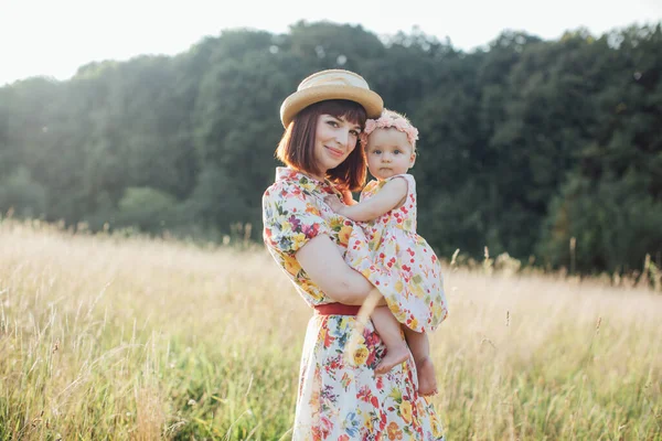 幸せな母親と彼女の小さな娘夏のフィールドで — ストック写真