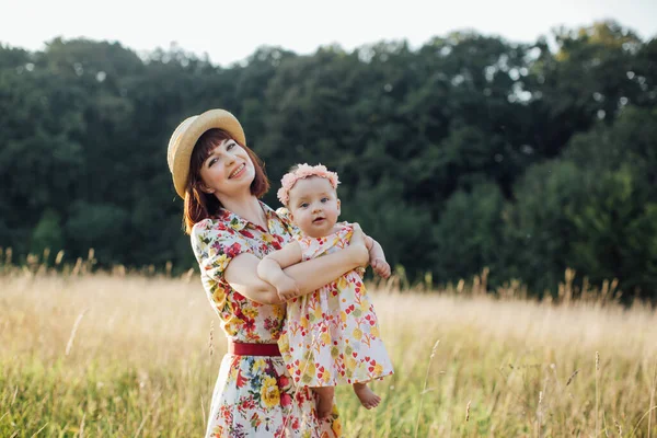 Mãe feliz e sua filhinha no campo de verão — Fotografia de Stock