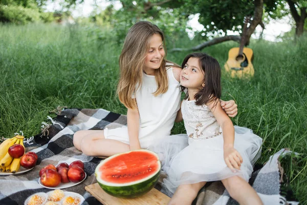 Duas irmãs bonitas curtindo piquenique durante o verão — Fotografia de Stock