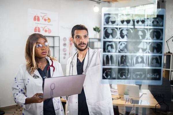 Operatori medici multietnici con briefing giornaliero in uffici moderni con parete di vetro — Foto Stock